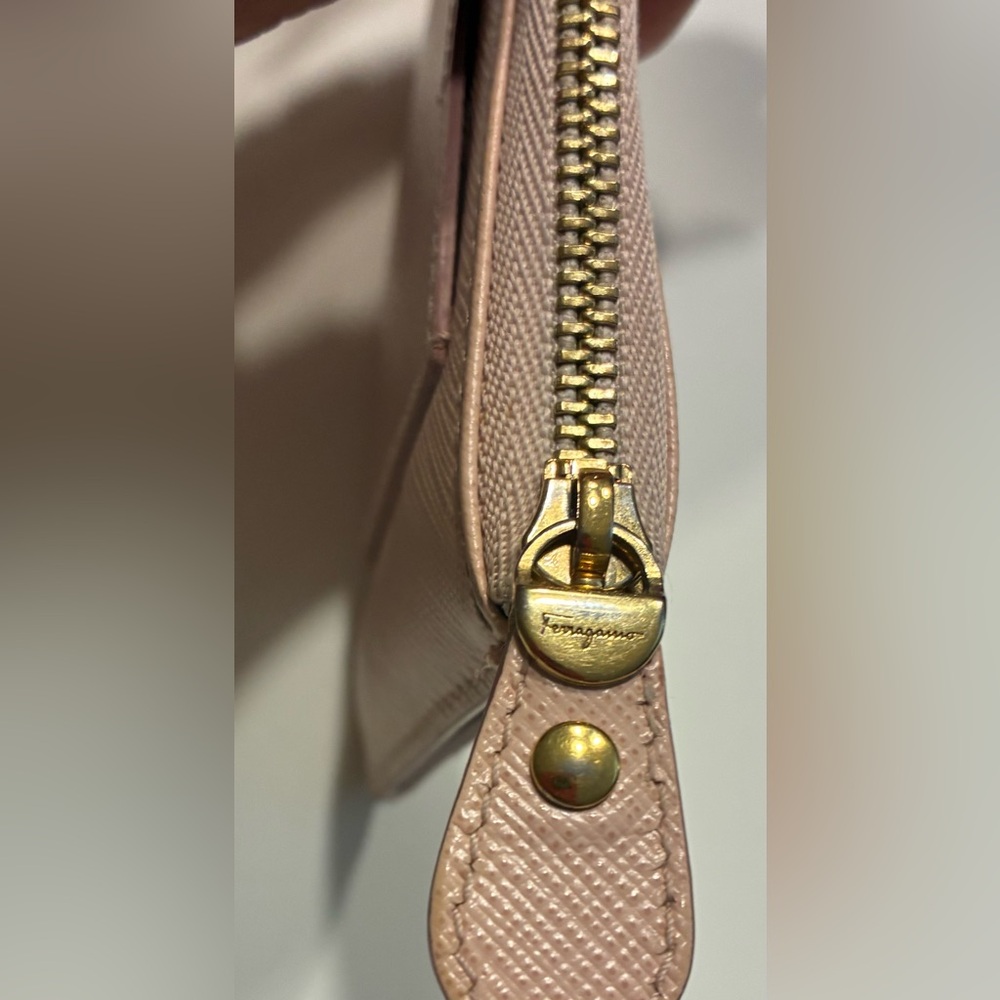 Salvatore Ferragamo EUC Vera Pink Zip Leather Clutch with Gold Accent KY-22 C432 - Picture 11 of 13